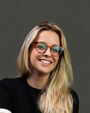 Foto de perfl da Diretora Presidente da ABcripto, Júlia Rosin.
