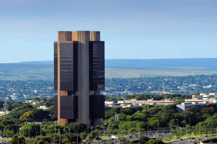 Render de um grande prédio, com acabamentos pretos, em um ambiente urbano