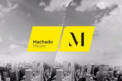 Foto panorâmica da cidade da são paulo, com o logo da Machado Meyer