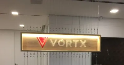 Uma placa com o logo da empresa Vórtx